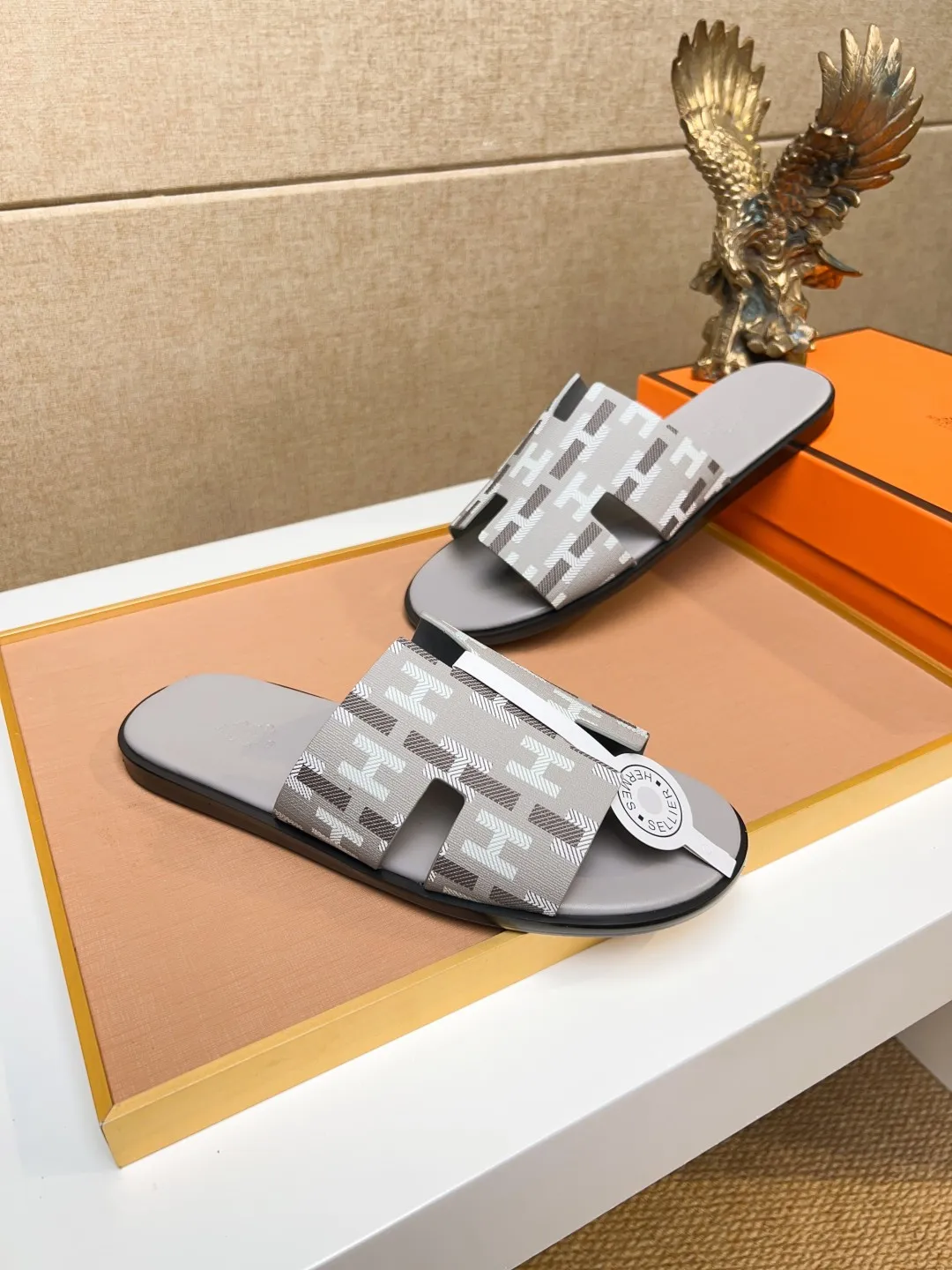 Men's clothing and shoes 💰280 💅💅💅 new arrival. Hermes Hermes official website latest counter synchronized new oran color leather H slippers, the original Paris version flew back to the original model and opened the mold to make it perfectly🍌The highest quality Sincerity, you can enter and leave the counter at will [Deyi] The upper is made of original customized  colored palm prints, crocodile print, ostrich print, colored cow leather, colored cow suede, 🤔 horse hair, 🥳 colored diamonds, 🥰 3D printing, and other genuine leather slippers, imported cow pattern foot pad lining, Italian  latest original genuine leather combination outsole Code number: 38-48 (customized at 46.47.48) Can be made into picture combination sole with genuine leather pattern and ordinary molded outsole
